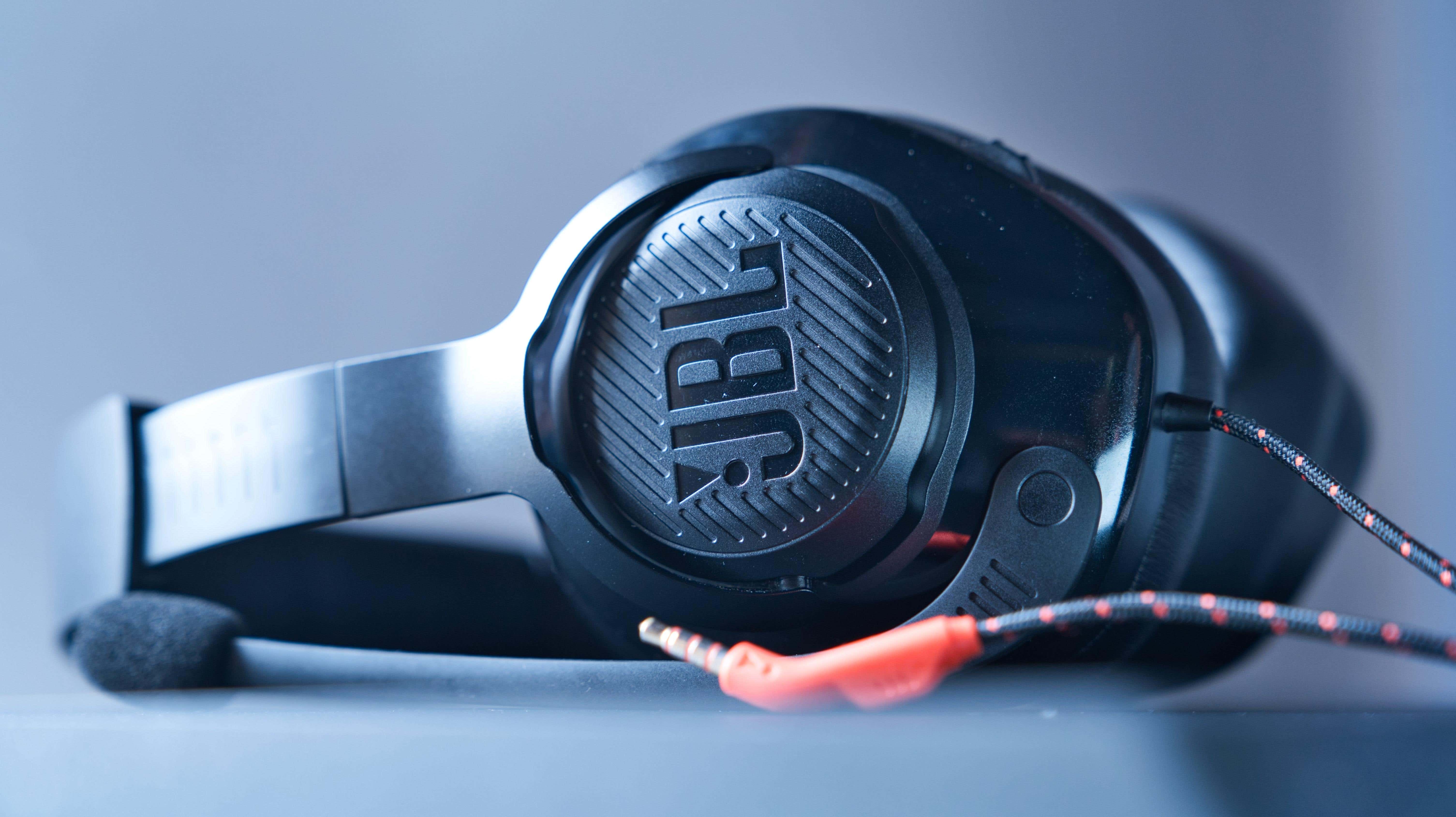 Gri bir masanın üzerinde duran JBL kulaklıkları
